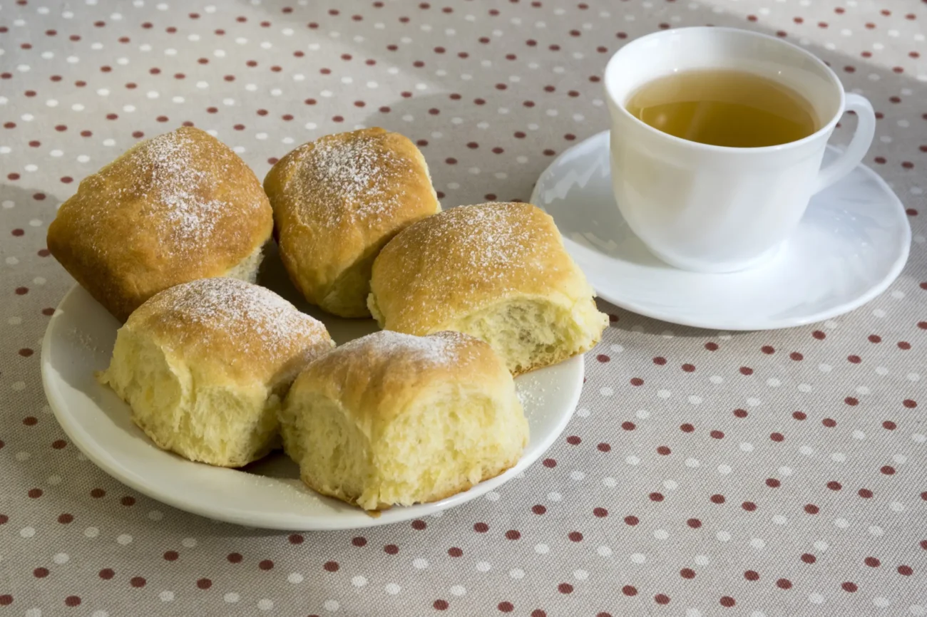 shutterstock_615851339-2 | TVGURU.cz Na stole stojí hrnek s nápojem a buchty.