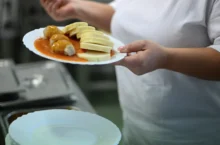 Kuchařka nandavá jídlo.