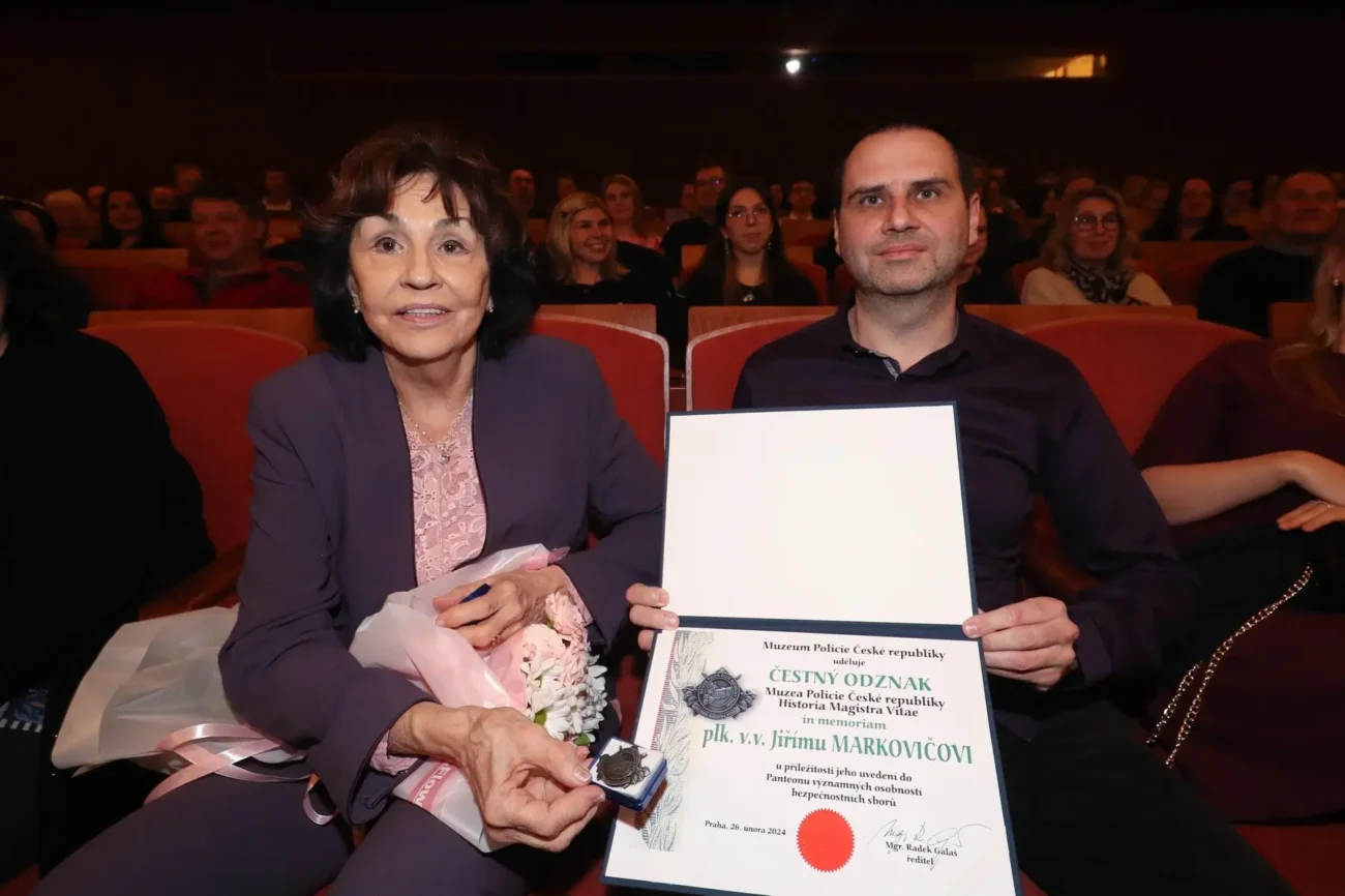 profimedia-0851591986-min | TVGURU.cz žena a muž drží diplom