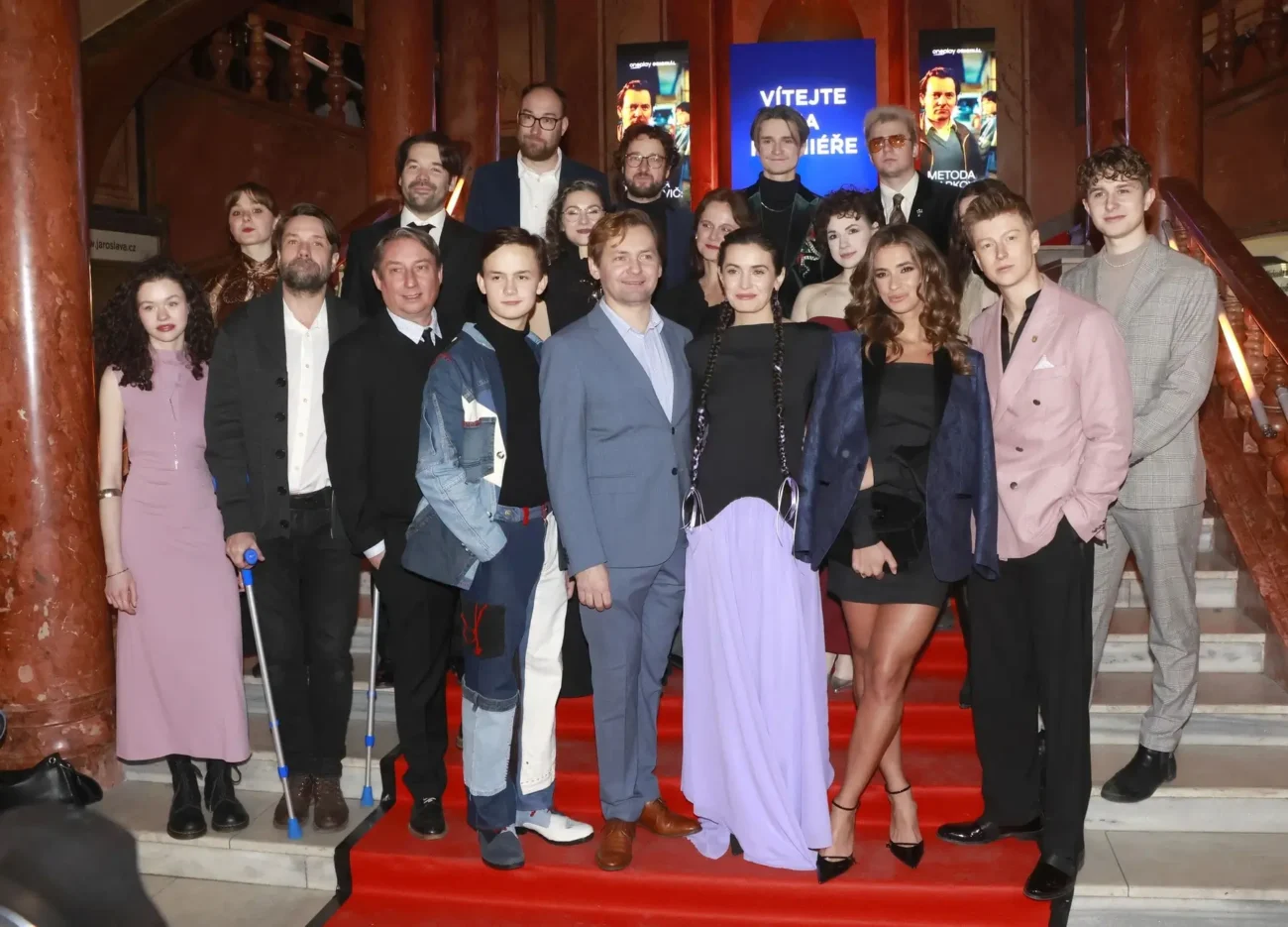 profimedia-1064411338-min | TVGURU.cz lidé stojící na schodech