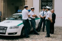 policisté u auta