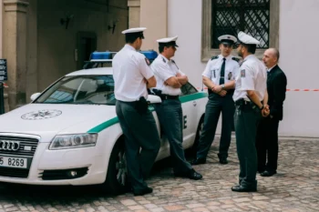 policisté u auta