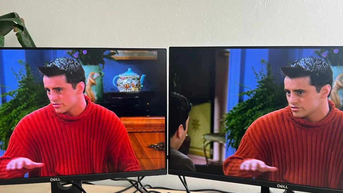 Dva stejné monitory, s viditelným rozdílem mezi obrazy