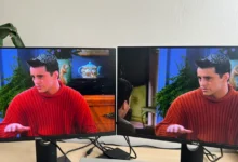 Dva stejné monitory, s viditelným rozdílem mezi obrazy