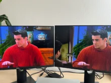 Dva stejné monitory, s viditelným rozdílem mezi obrazy