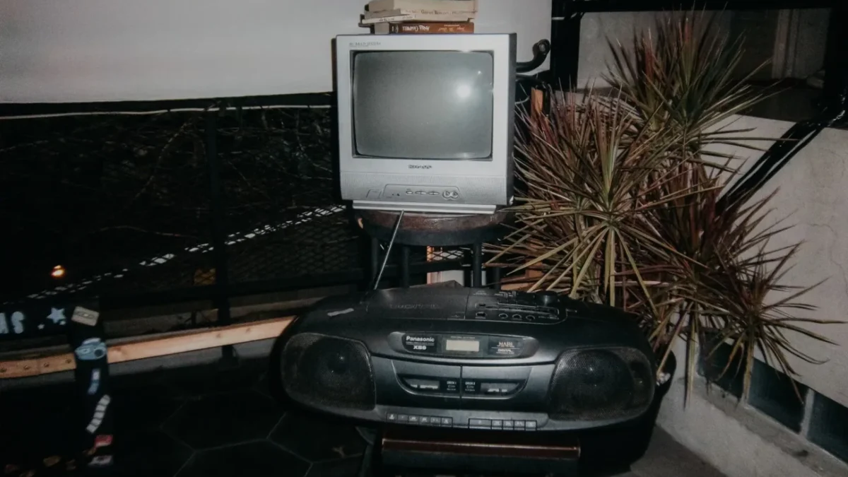 Retro obývací pokoj s televizí