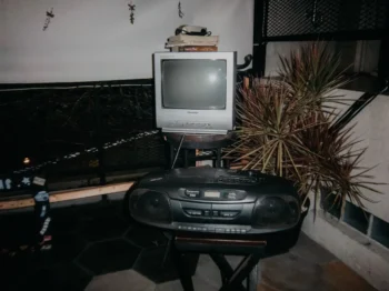 Retro obývací pokoj s televizí