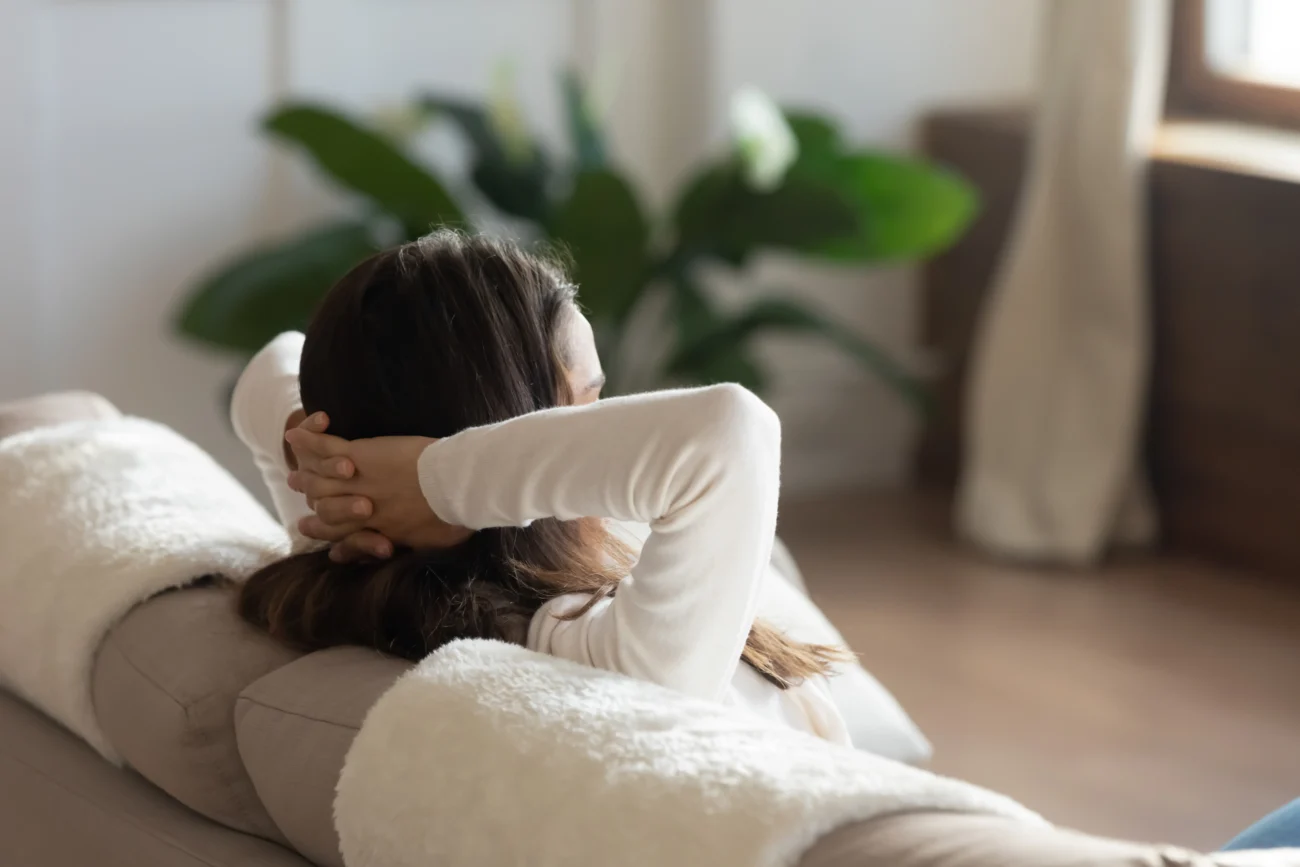 žena sedí na gauči