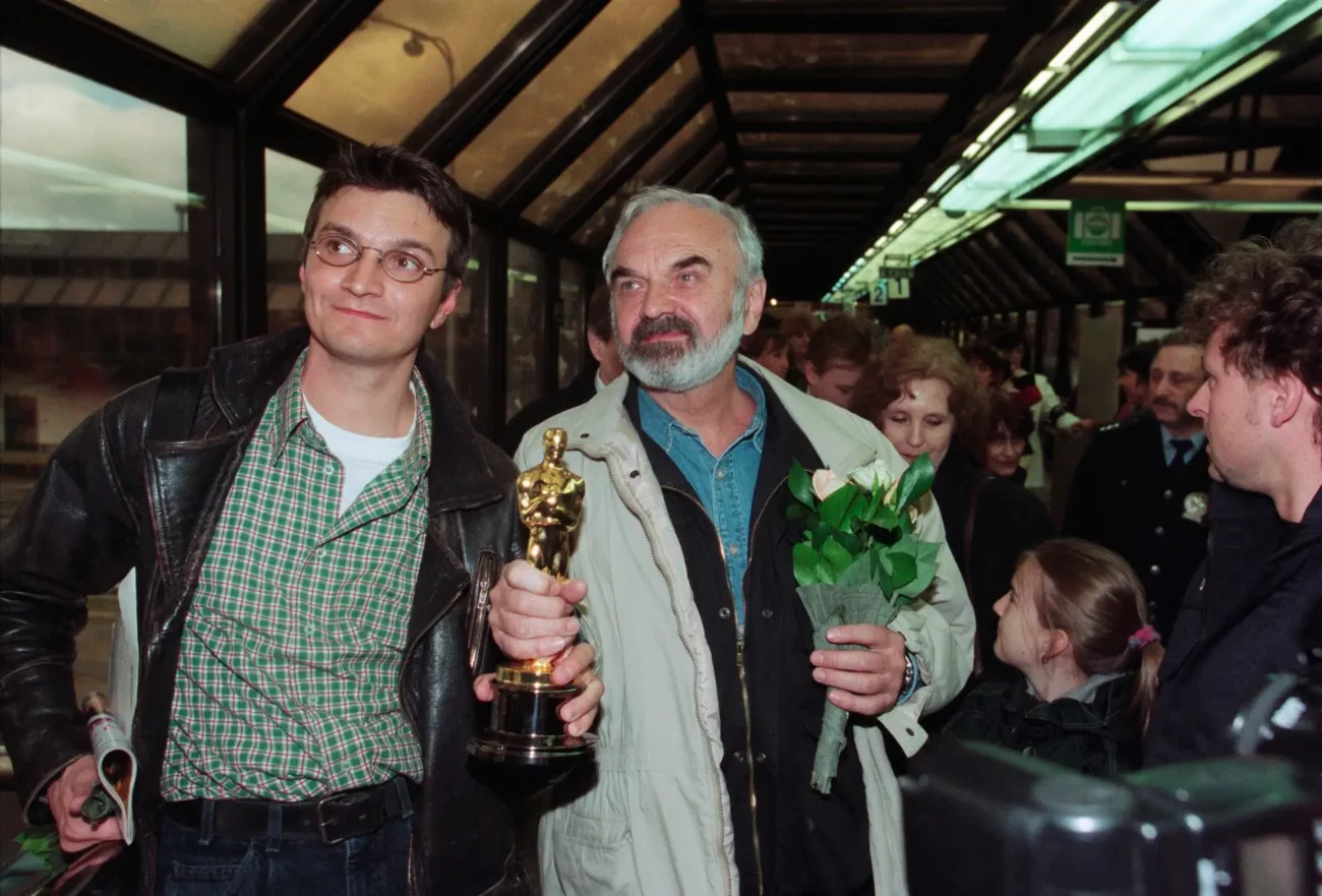 Zdeněk a Jan Svěrákovi v ruce drží Oscara.