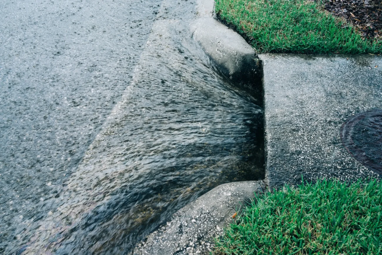 shutterstock_1478051897-2-2 | TVGURU.cz Do kanálu tečou proudy vody.