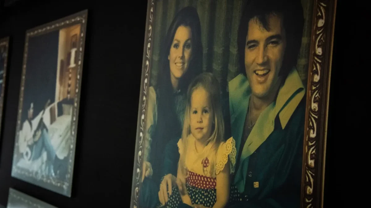 Na stěně visí obraz s Elvisem a jeho rodinou.