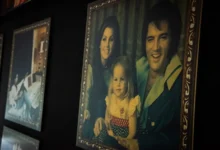 Na stěně visí obraz s Elvisem a jeho rodinou.