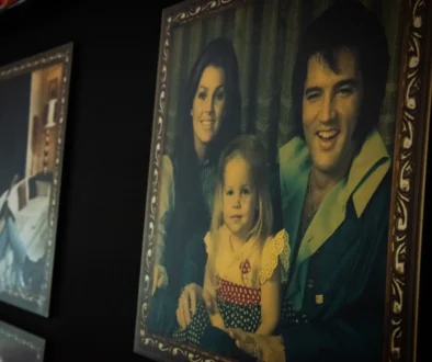 Na stěně visí obraz s Elvisem a jeho rodinou.