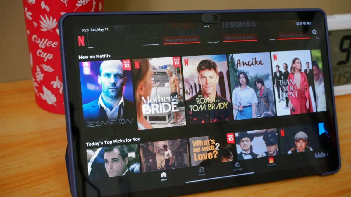 Na tabletu je spuštěný Netflix.