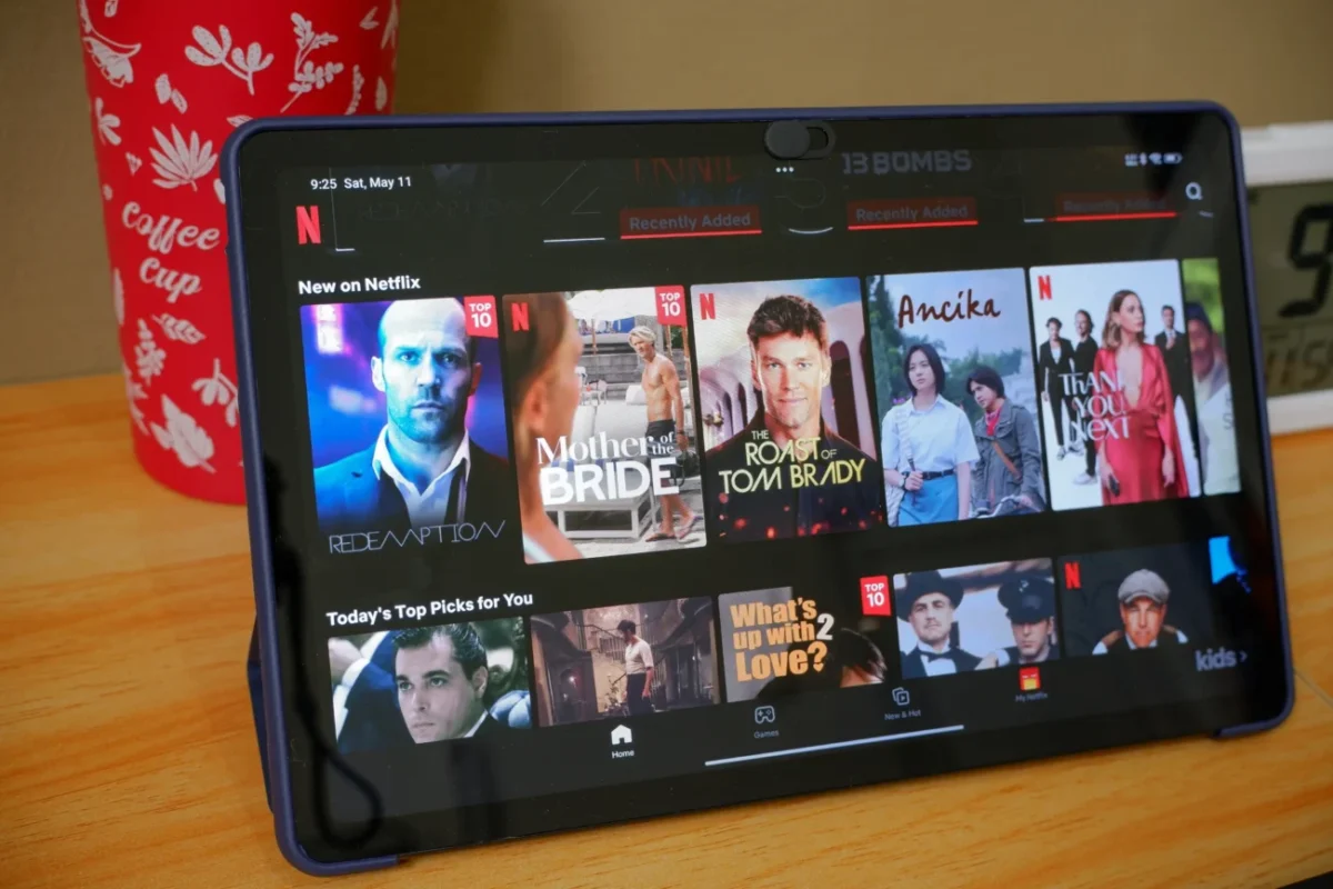 Na tabletu je spuštěný Netflix.