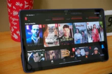 Na tabletu je spuštěný Netflix.