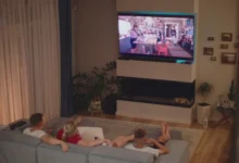 lidé v obývacím pokoji