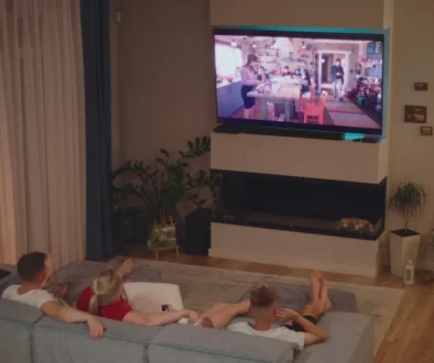 lidé v obývacím pokoji