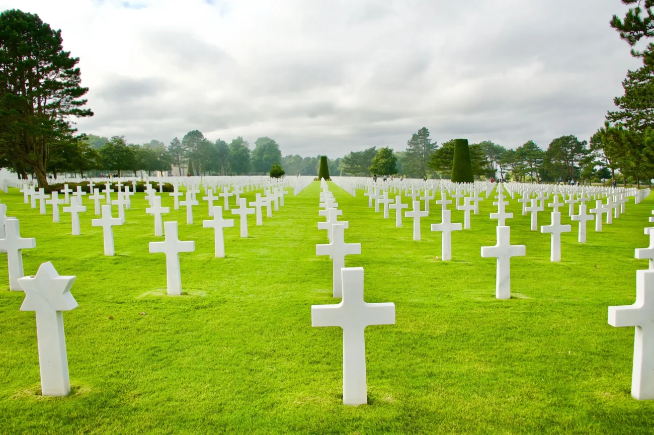 americký hřbitov s bílými kříži 