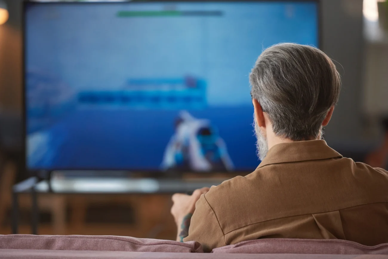 Člověk dívající se na televizi.