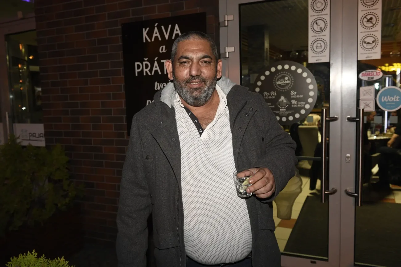 profimedia-0981208879 | TVGURU.cz Zdeněk Godla v ruce drží drink.