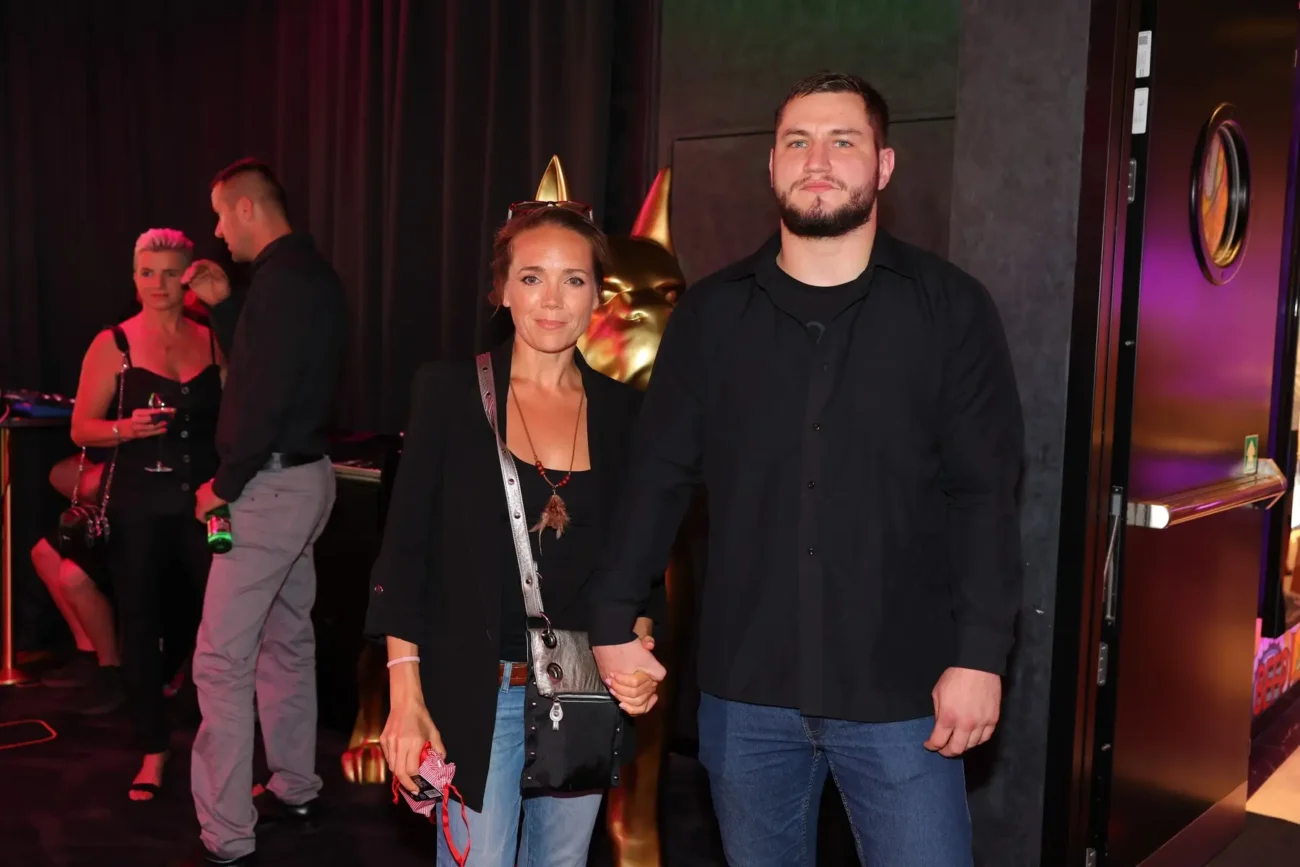 profimedia-1013821304 | TVGURU.cz Lucie Vondráčková drží za ruku svého bývalého přítele.