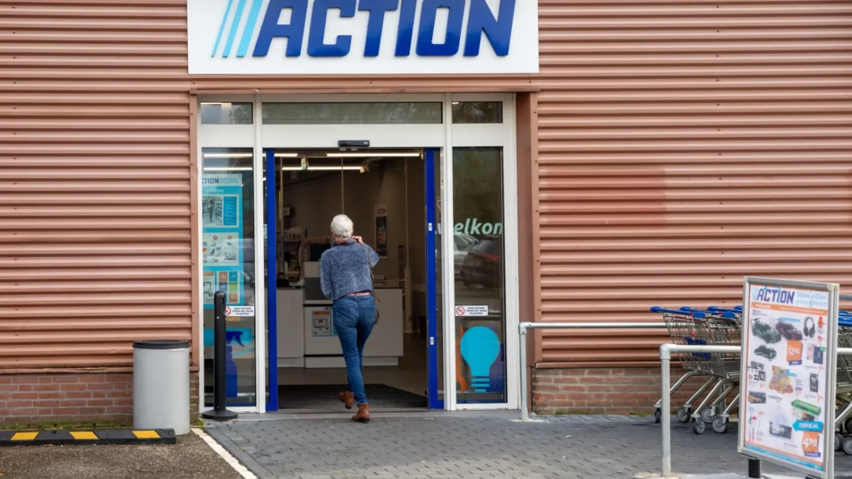 Žena vchází do Action prodejny.