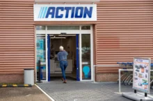 Žena vchází do Action prodejny.