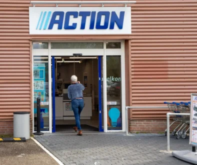 Žena vchází do Action prodejny.