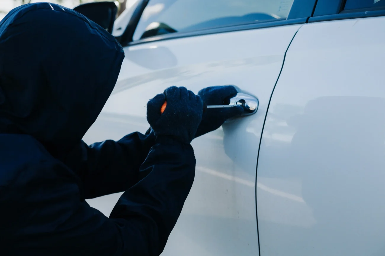 shutterstock_2337816867-2 | TVGURU.cz Zloděj se vkrádá do auta.