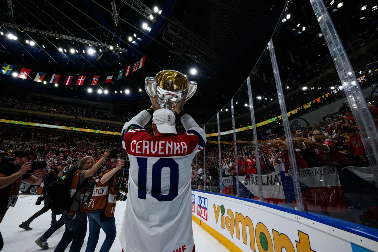 Roman Červenka nad hlavou drží trofej. 
