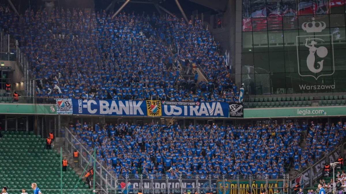 Fanoušci Baníku jásají na tribuně.