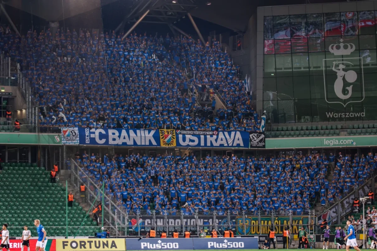 Fanoušci Baníku jásají na tribuně.