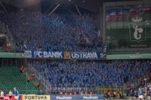 Fanoušci Baníku jásají na tribuně.