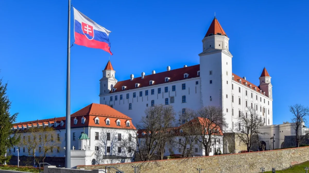 U hradu v Bratislavě vlaje vlajka.