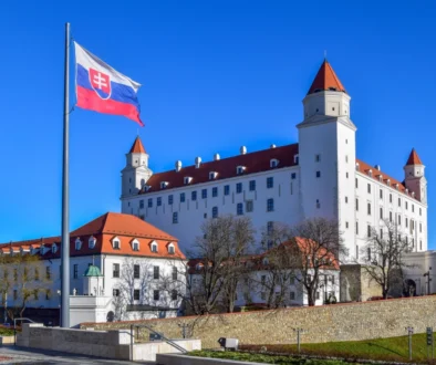 U hradu v Bratislavě vlaje vlajka.