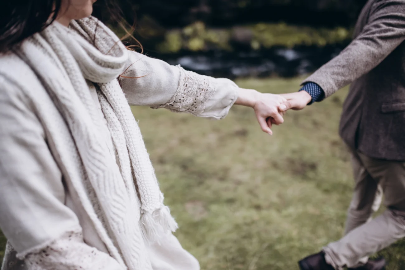 pár se drží za ruce