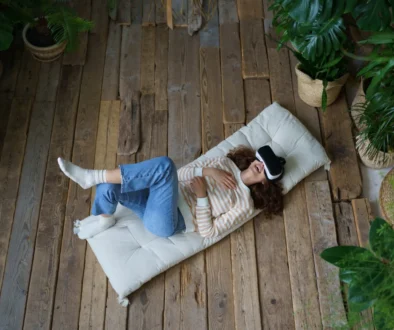 Žena leží na zemi s virtuální realitou.