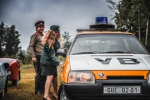 Lidé stojí u auta VB.