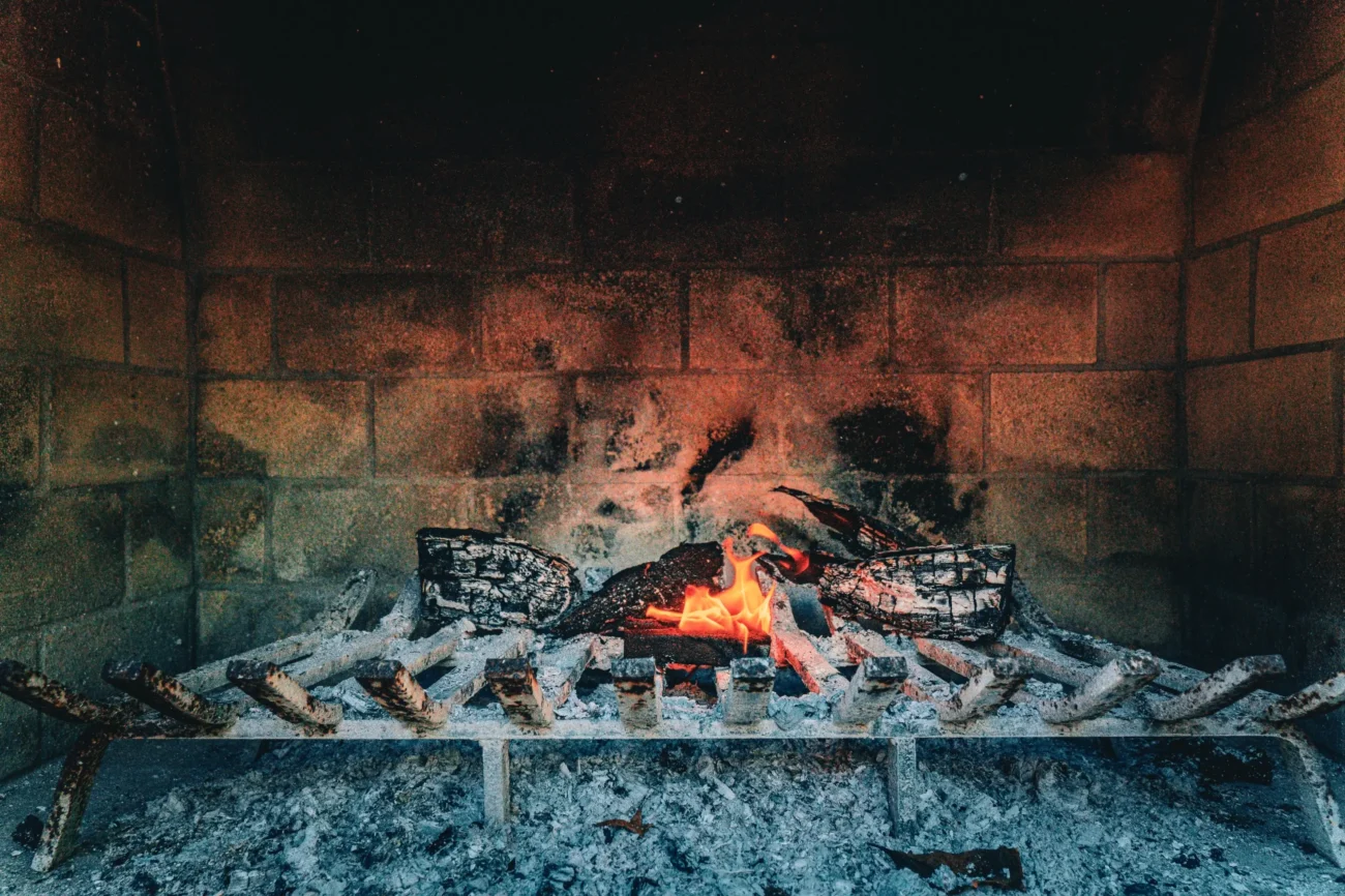 Dohořívá krb.