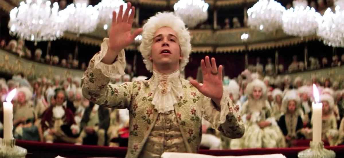 herec Tom Hulce ve filmu Amadeus