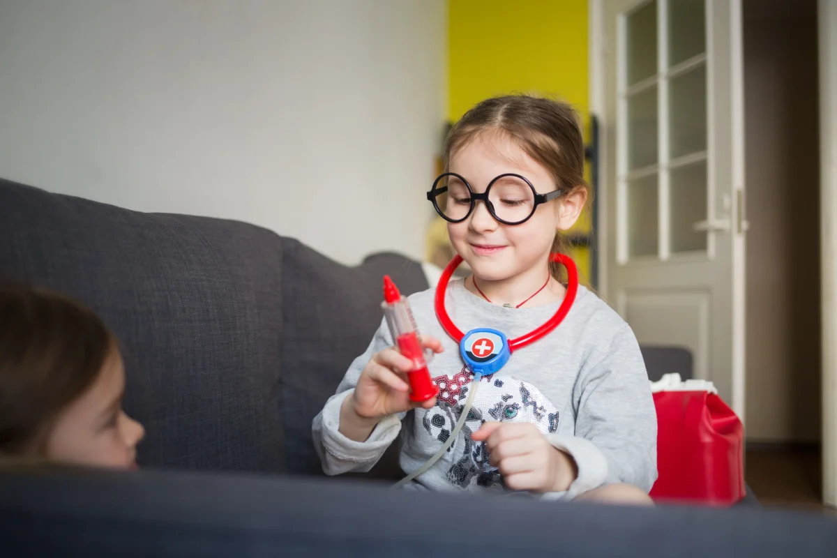 dítě si hraje na doktora