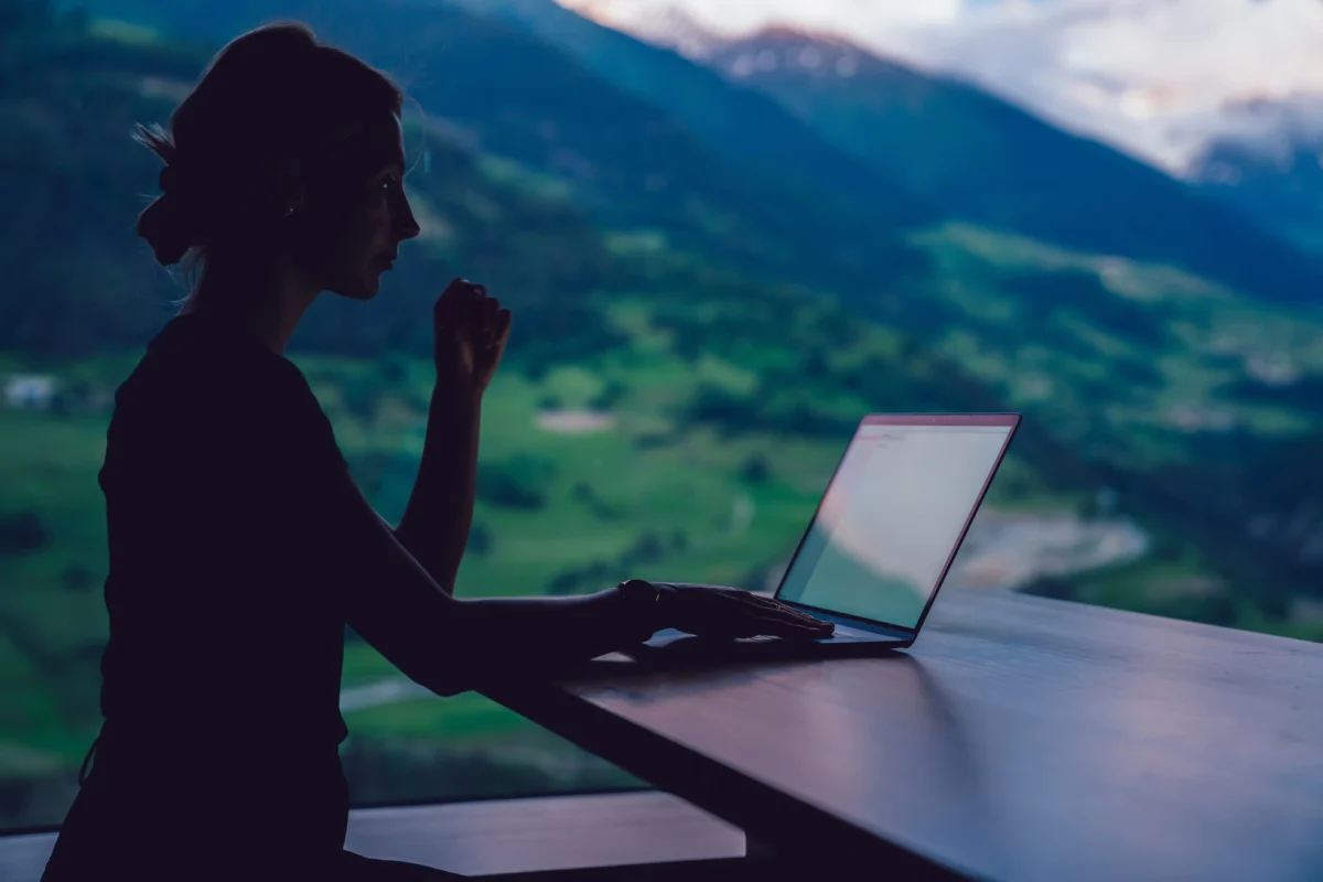 Žena sedí u notebooku.