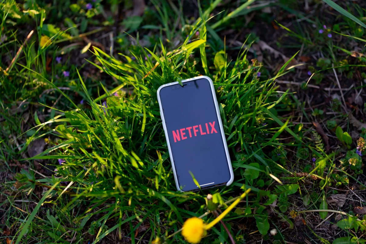 Na louce leží telefon s Netflixem.