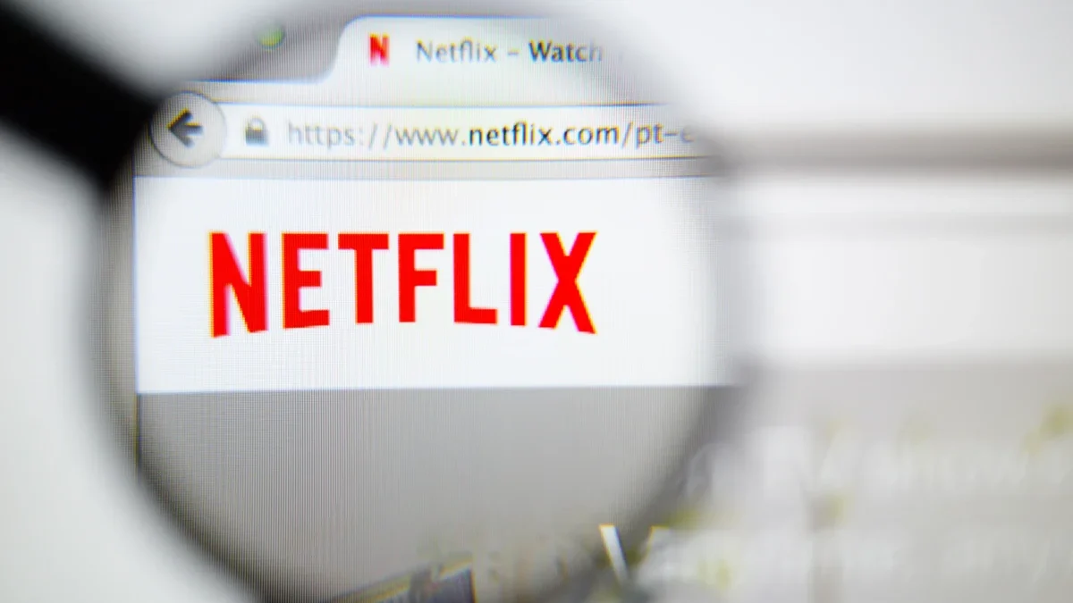 Lupa míří na nápis Netflix.
