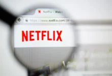 Lupa míří na nápis Netflix.