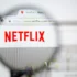 Lupa míří na nápis Netflix.
