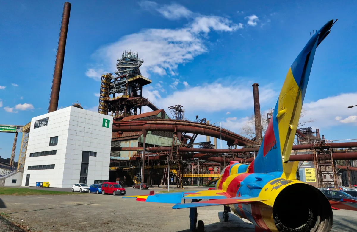 vrak letadla před ocelárnou