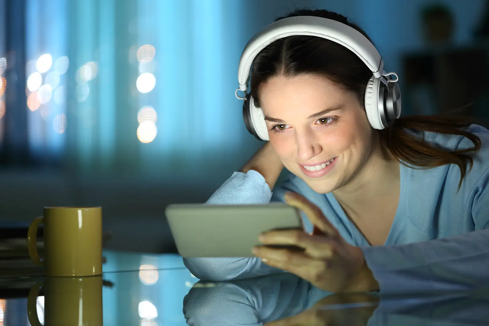 žena sleduje film na telefonu