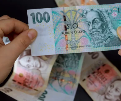 žena drží v ruce peníze